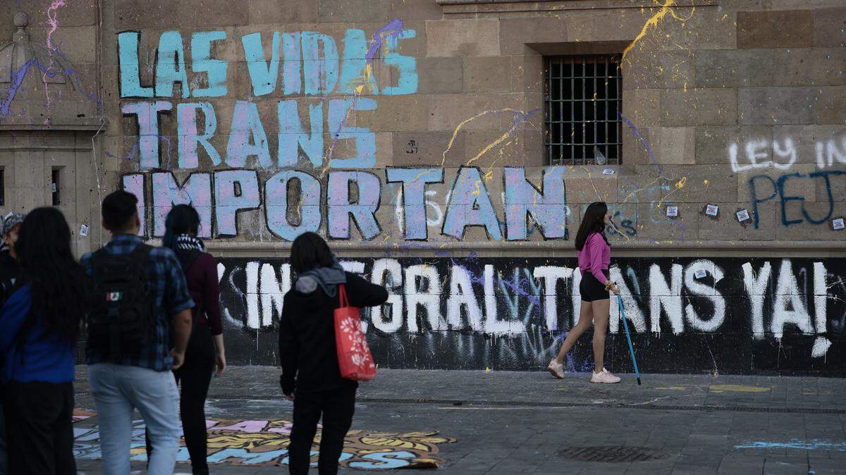 Agrupaciones LGBTI protestan este lunes en el Palacio Nacional de México, donde vive y trabaja el presidente Andrés Manuel López Obrador, tras la muerte de la activista y política Samantha Fonseca, la cuarta mujer trans asesinada en lo que va del año en el país.