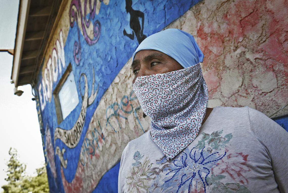 Margarita Amador se detiene para hablar después de cobrar su cheque en el mercado de Easton, cerca de Fresno, el 2 de septiembre de 2021. Eric Paul Zamora/The Fresno Bee