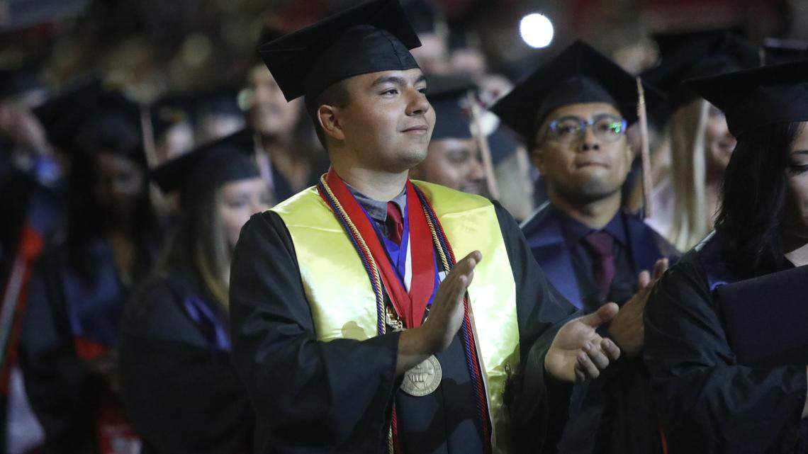 Sylas Ramos se graduó con una licenciatura en administración de empresas de Fresno State el viernes por la mañana. Fue el medallista del decano de la Escuela de Negocios Craig.
