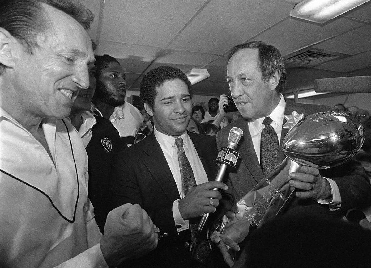 Former NFL Commissioner Pete Rozelle, right, presenting the Super Bowl XV trophy to the Raiders owner Al Davis, left, on Jan. 25, 1981. Bryant Gumbel of NBC stood between them.