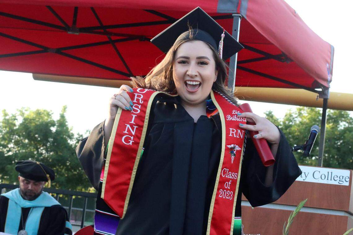 La Generación de 2023 rompió otro récord para el Fresno City College: 2,687 estudiantes fueron elegibles para participar en la ceremonia obteniendo 2,849 títulos. Ceremonia de graduación del Fresno City College, el viernes 19 de mayo, en el Ratcliffe Stadium.