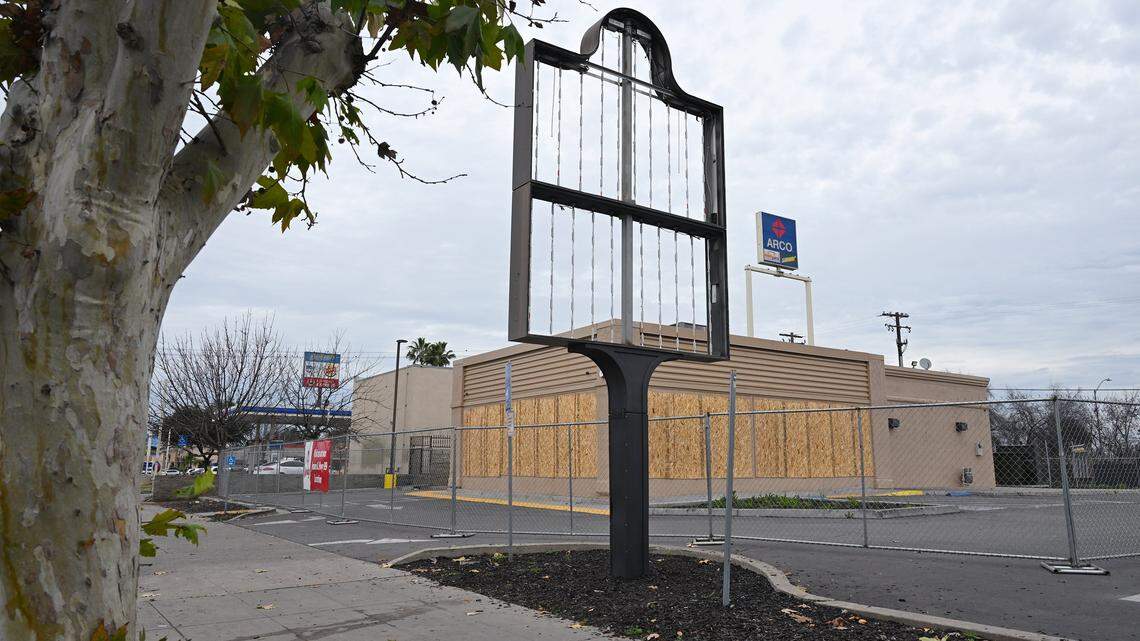 Side-by-side fast-food restaurants near downtown Fresno close. What’s going on?