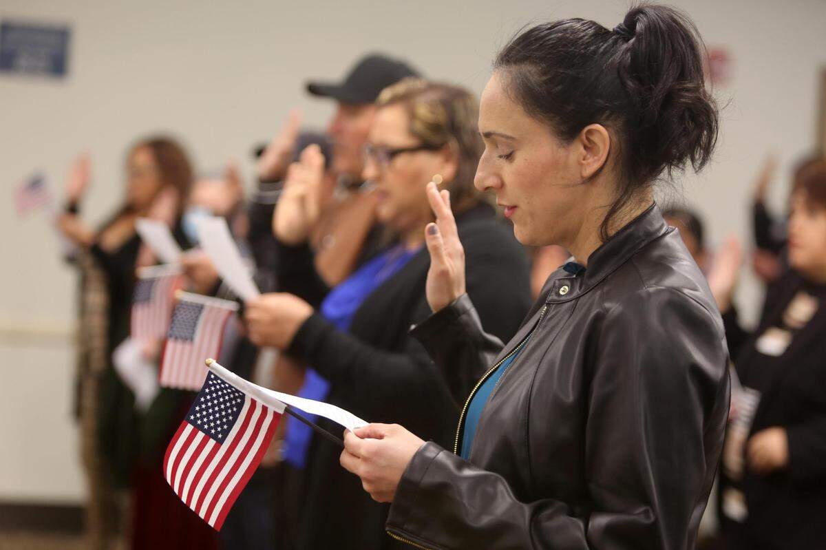 Maricela Valencia Rebolledo, quien vive en la ciudad de Ceres, tomó juramento de lealtad a la bandera de los Estados Unidos la mañana del jueves (16 de febrero) durante una ceremonia de naturalización en Fresno.&nbsp;