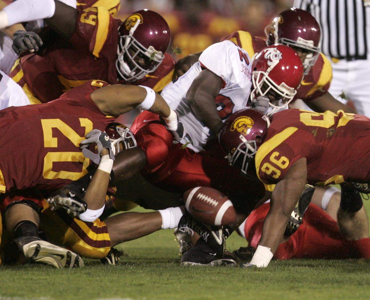 Fresno State fumbled the ball on the Bulldogs’ first drive but was able to recover the ball and went on to score the first touchdown of the game.