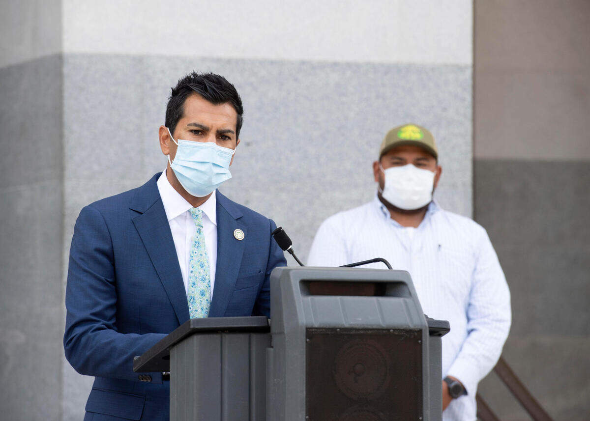 El asambleísta Robert Rivas, demócrata de Hollister, presentó la Ley de protección contra el humo de incendios forestales para trabajadores agrícolas, también conocida como AB73, en diciembre de 2020.