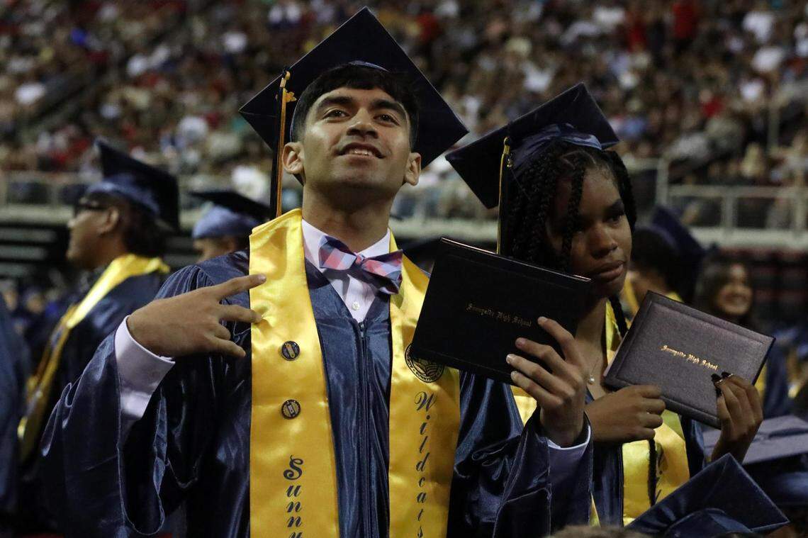 Un graduado durante la ceremonia de graduación de Sunnyside High,  celebrada en el Save Mart Center, el 6 de junio de 2023.