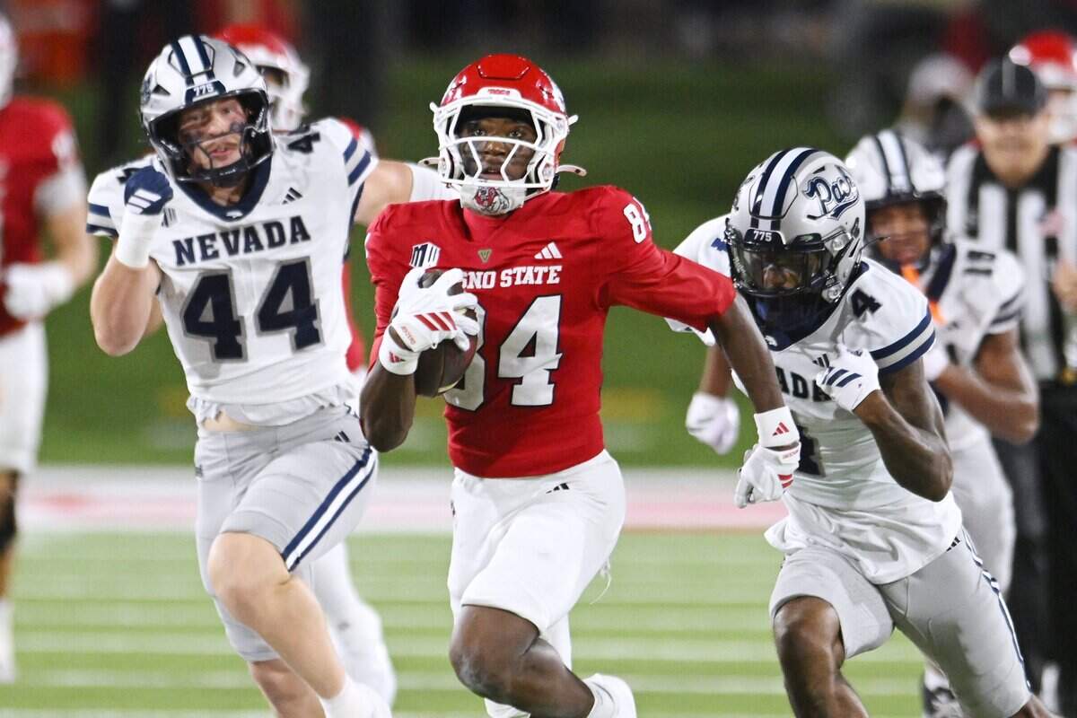 Fresno State's Ezekiel Avit, center, sprints down the field pursued by Nevada's defense during the first half Saturday, Oct. 4, 2025 in Fresno.