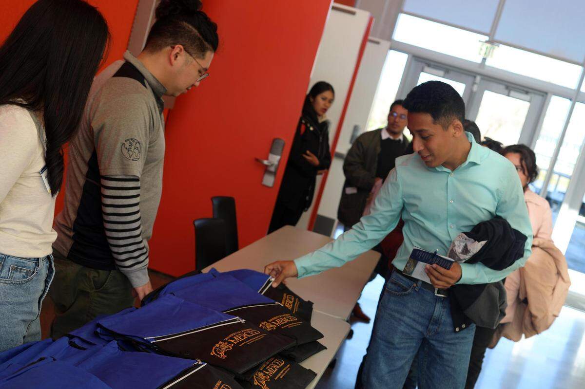 Francisco Javier Palma Acosta estudiante de la Universidad Autónoma Chapingo visita la Universidad de California, Merced el 1 de marzo durante un viaje educativo de 10 días a los Estados Unidos.