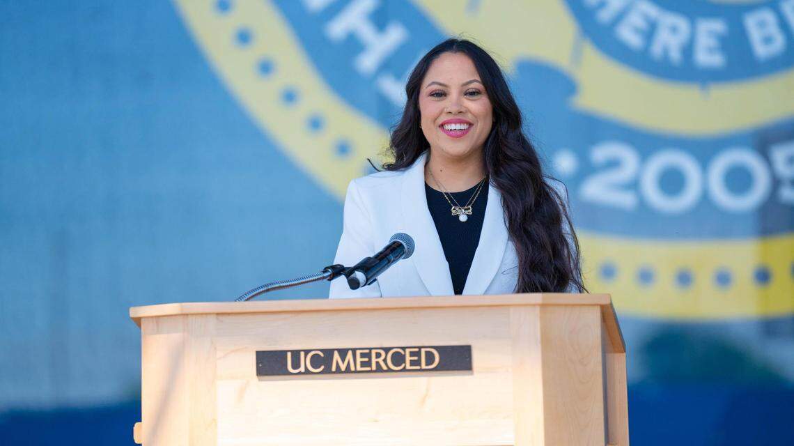 La oradora Kimberly Farías, estudiante universitaria mexicano-estadounidense de primera generación, el 11 de mayo durante el ensayo de su discurso en la UC Merced.