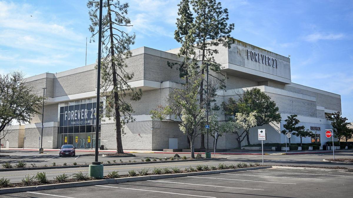 Forever 21, the clothing store that resided in the old Gottschalks space at Fashion Fair mall in Fresno, is closing.
