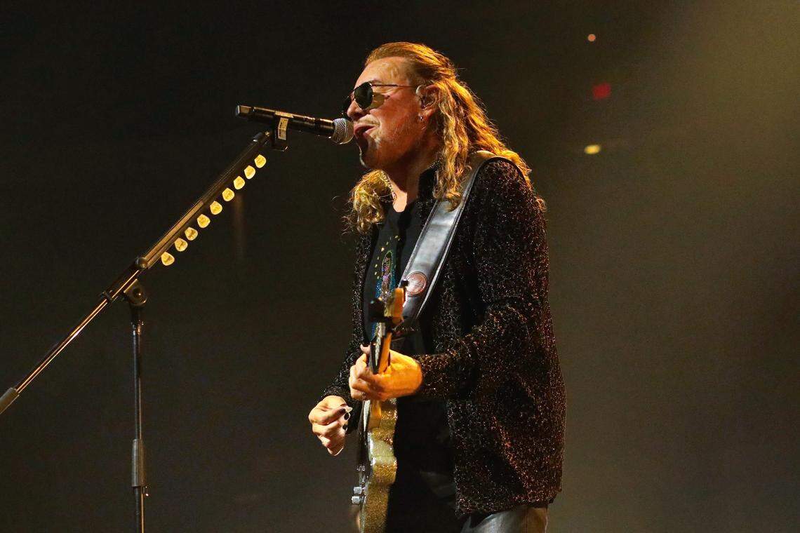 Maná's lead singer and guitarist, Fher Olvera, during his "Vivir sin Aire" tour at the Save Mart Center on Friday, November 28, 2025 in Fresno. | El vocalista y guitarrista de Maná, Fher Olvera, durante su gira “Vivir sin Aire” en el Save Mart Center el viernes 28 de noviembre del 2025 en Fresno.