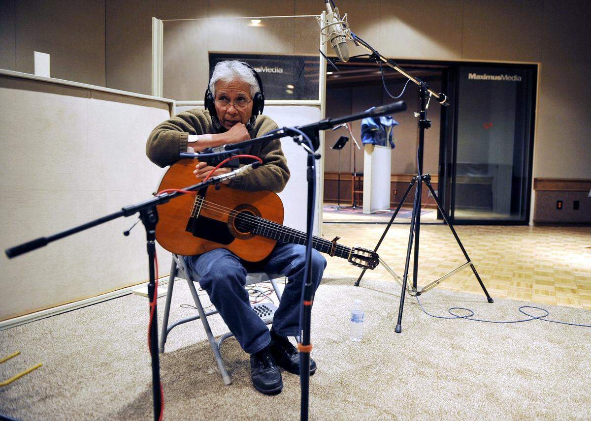 Agustin Lira escucha al ingeniero a través de audífonos en Maximus Media recording studio el miércoles 14 de enero de 2015 en Fresno, Calif. Lira y Patricia Wells Solorzano están grabando canciones que celebran el movimiento Chicano gracias a una subvención del California Arts Council. La colección será la primera parte del Smithsonian's De Canto y Camino.Agustin Lira escucha al ingeniero a través de audífonos en Maximus Media recording studio el miércoles 14 de enero de 2015 en Fresno, Calif. Lira y Patricia Wells Solorzano están grabando canciones que celebran el movimiento Chicano gracias a una subvención del California Arts Council. La colección será la primera parte del Smithsonian's De Canto y Camino.