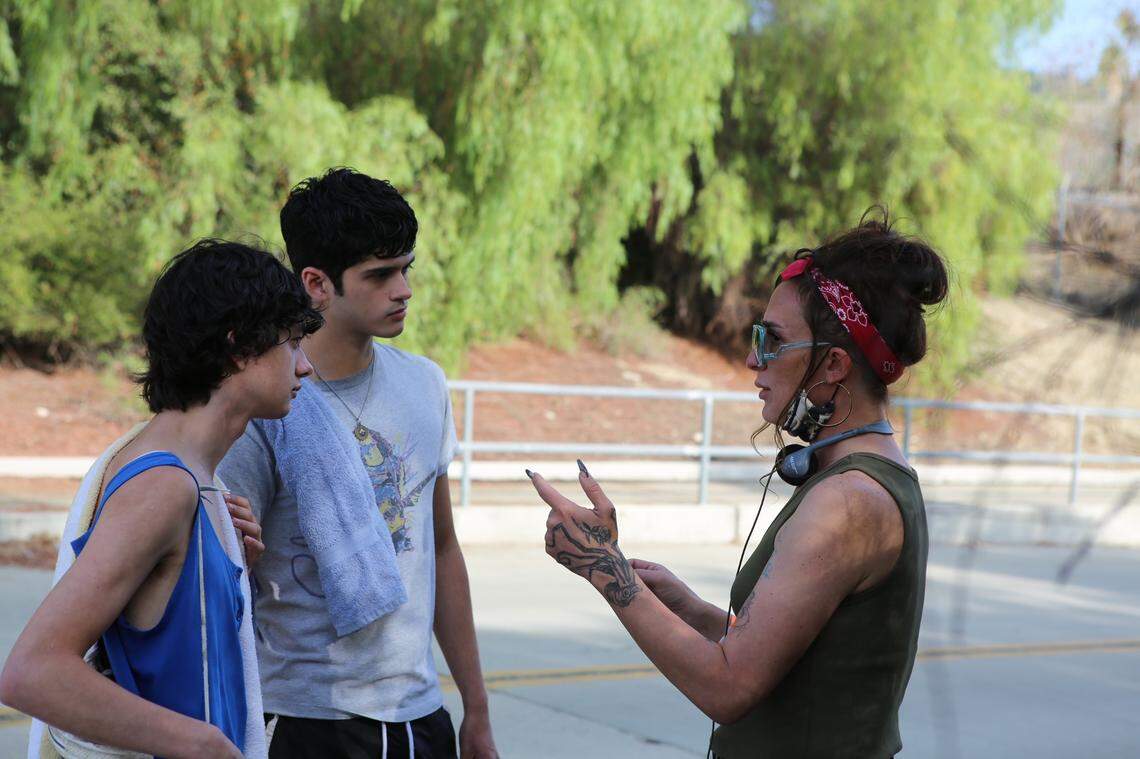 La escritora y directora Aitch Alberto (derecha), junto con los actores Reese Gonzales y Max Pelayo de la nueva película ‘Aristotle & Dante Discover the Secrets of the Universe’ que se estrena el 8 de septiembre en cines