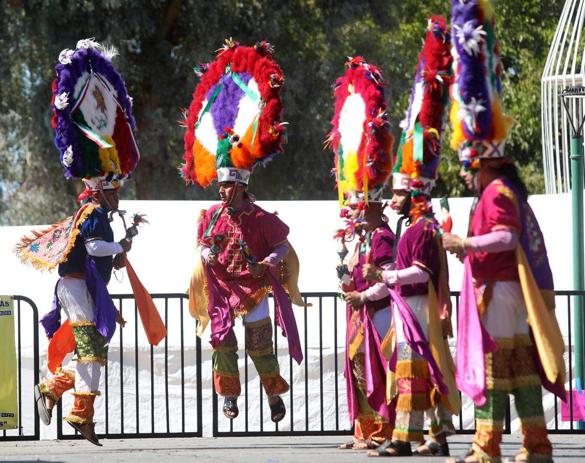 Ballet Folklórico Nueva Antequera from Los Ángeles performs ‘Danza de la Pluma’ from the Central Valleys of Oaxaca during the Guelaguetza Fresno 2022 at Calwa Park on Sept. 25, 2022. / Ballet Folklórico Nueva Antequera de Los Ángeles presentaron ‘Danza de la Pluma’ de los Valles Centrales de Oaxaca durante La Guelaguetza Fresno 2022 en el parque Calwa el 25 de septiembre 2022.