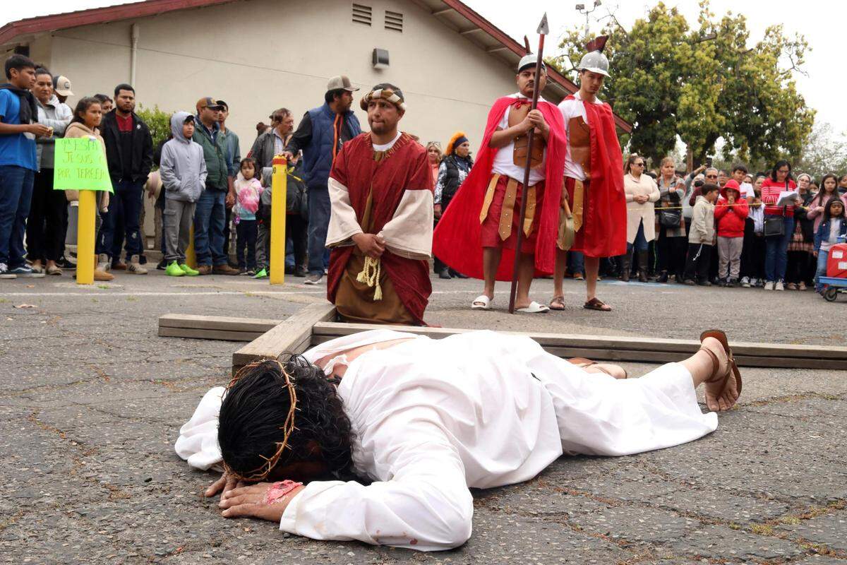 Luis Alberto Hernández personificó a Jesús, aquí con otros miembros del grupo de jóvenes adultos Recollection de la iglesia católica San Antonio María Claret,  durante el Vía Crucis en vivo el Viernes Santo 29 de marzo de 2024, en Fresno.