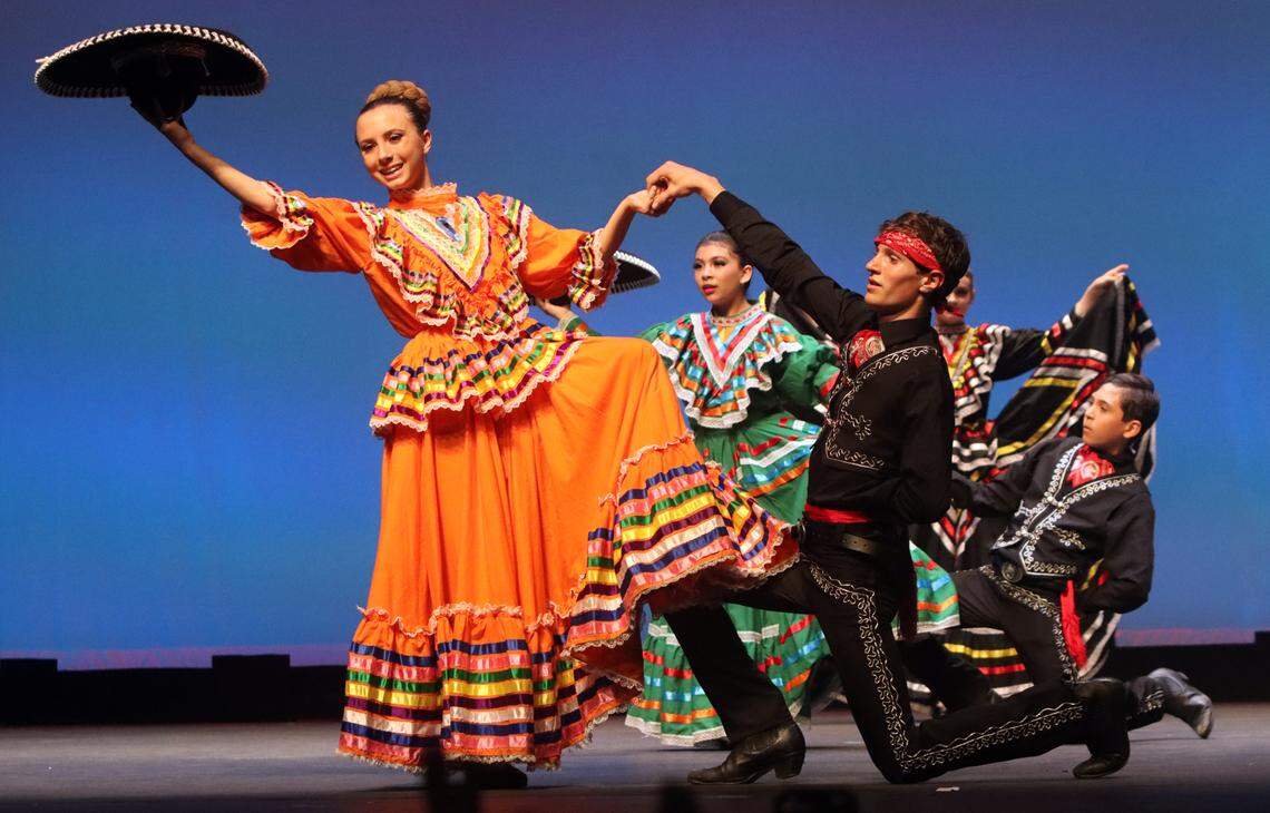 Vaqueros de Laton High presentaron bailes de Jalisco en el espectáculo México Mágico en Roosevelt High School el 24 de marzo de 2024. El evento fue organizado por Danza Alianza y Teocalli Cultural Academy.