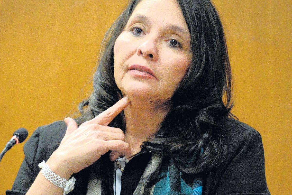Correctional officer Juanita Davila shows where she was shot through the neck during her testimony at Thong Vang's trial for the 2016 shooting of Davila and correctional officer Toamalama Scanlan, in Fresno County Superior Court on Wednesday, March 7, 2018.