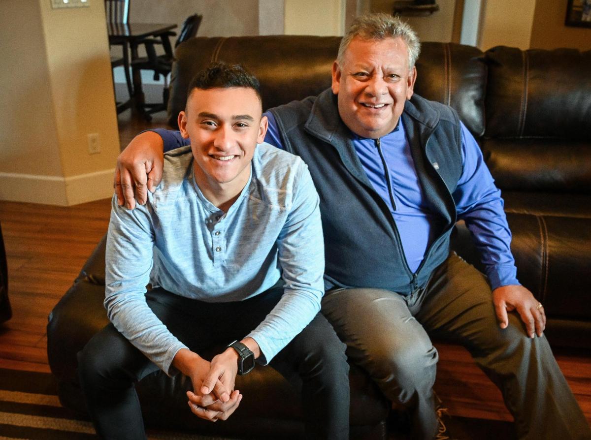 Rich Rodríguez, presentador de televisión de Fresno desde hace muchos años, se sienta con su hijo Rhett, quien ahora sigue los pasos de su padre en el mundo de la televisión y consiguió un trabajo como reportero en KSEE 24 y CBS 47.