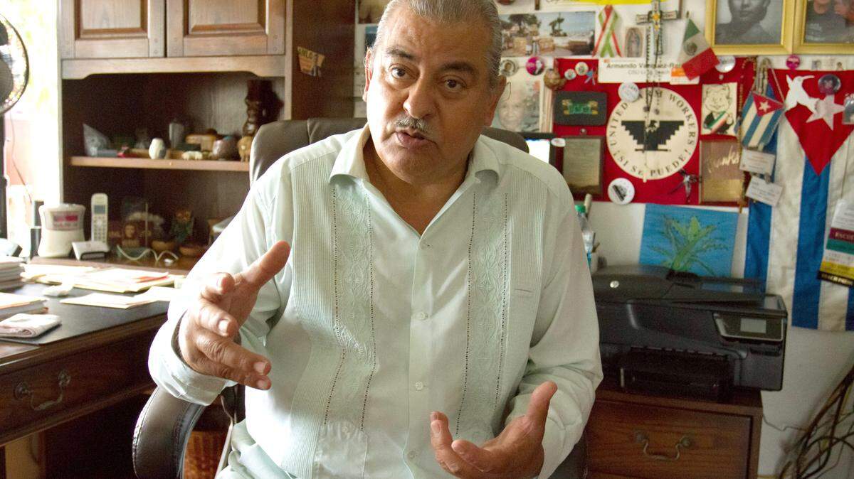 El profesor mexicano Armando Vázquez Ramos, fundador del primer programa en EE.UU. que permitió a estudiantes indocumentados viajar a México en un intercambio cultural, falleció a sus 74 años en Los Ángeles, donde por décadas luchó por la causa migrante. / Mexican professor Armando Vázquez Ramos, founder of the first program in the United States that allowed undocumented students to travel to México on a cultural exchange, died at the age of 74 in Los Ángeles, where he fought for the migrant cause for decades.