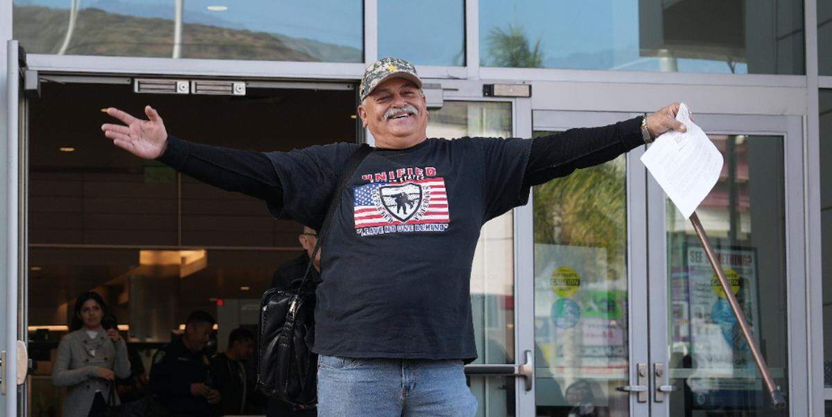 Héctor López Guillén, veterano del Ejército estadounidense, saluda al salir de un punto de control migratorio hoy, en San Ysidro.
