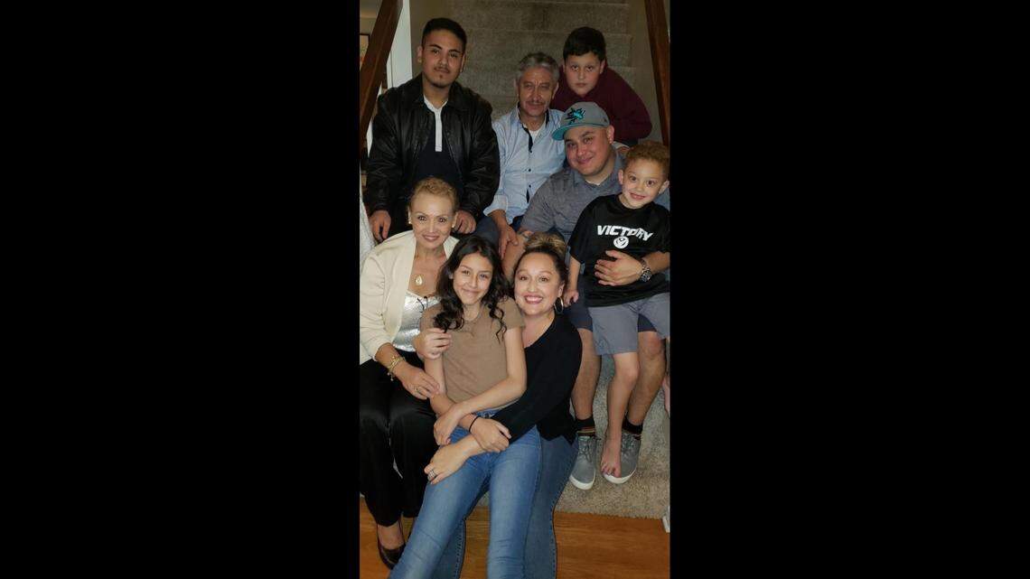 Jesús Salazar (arriba, centro) es fotografiado con su hijo, Richard Castillo, su nuera, Lina Castillo, sus nietos Paris, Roman y Landon, y otros miembros de su familia en una foto sin fecha.