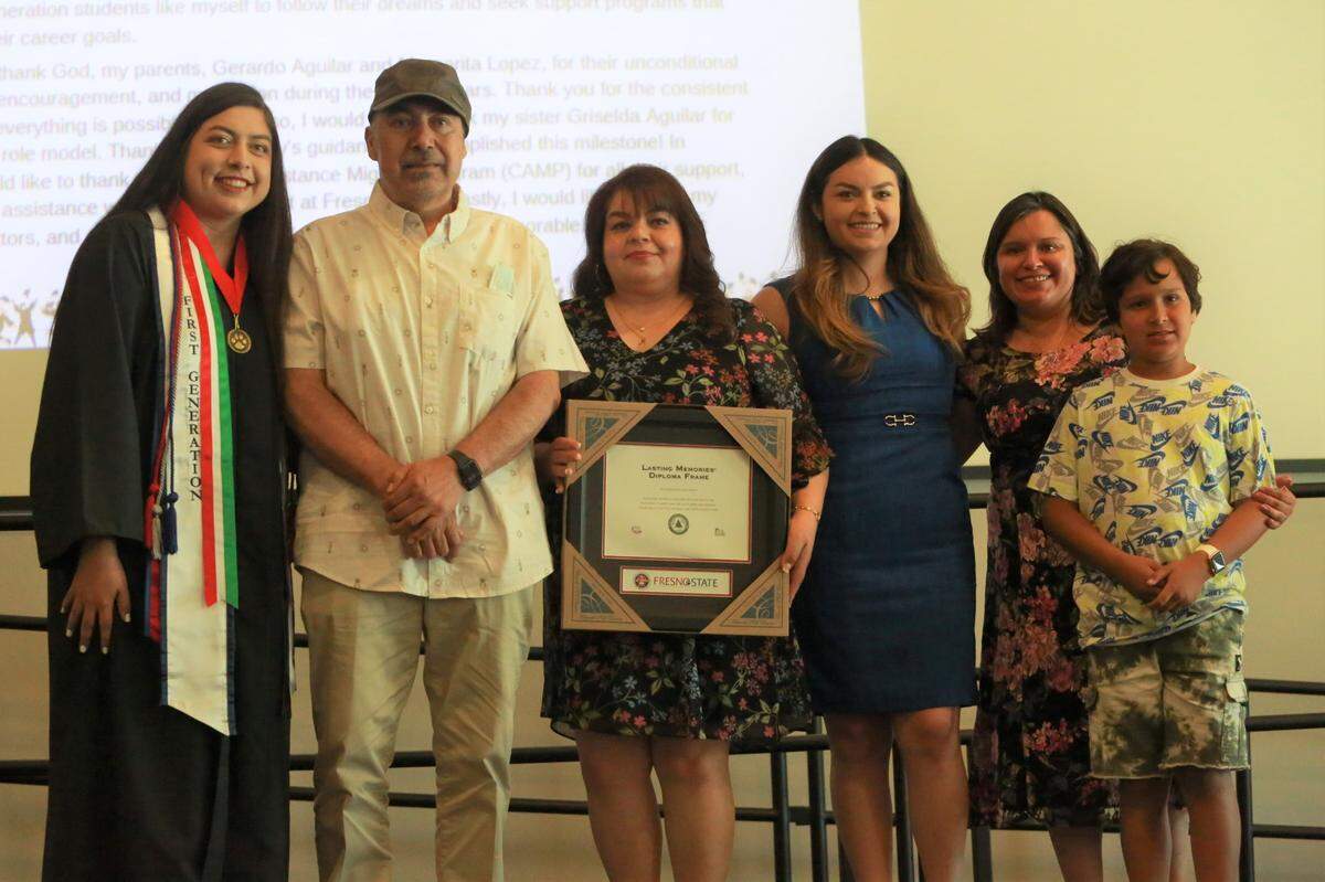 Michelle Aguilar, el programa CAMP, fue parte del grupo de estudiantes universitarios que compartieron parte de su historia de logros y superación durante la ceremonia de reconocimiento anual de graduación del programa migrante.