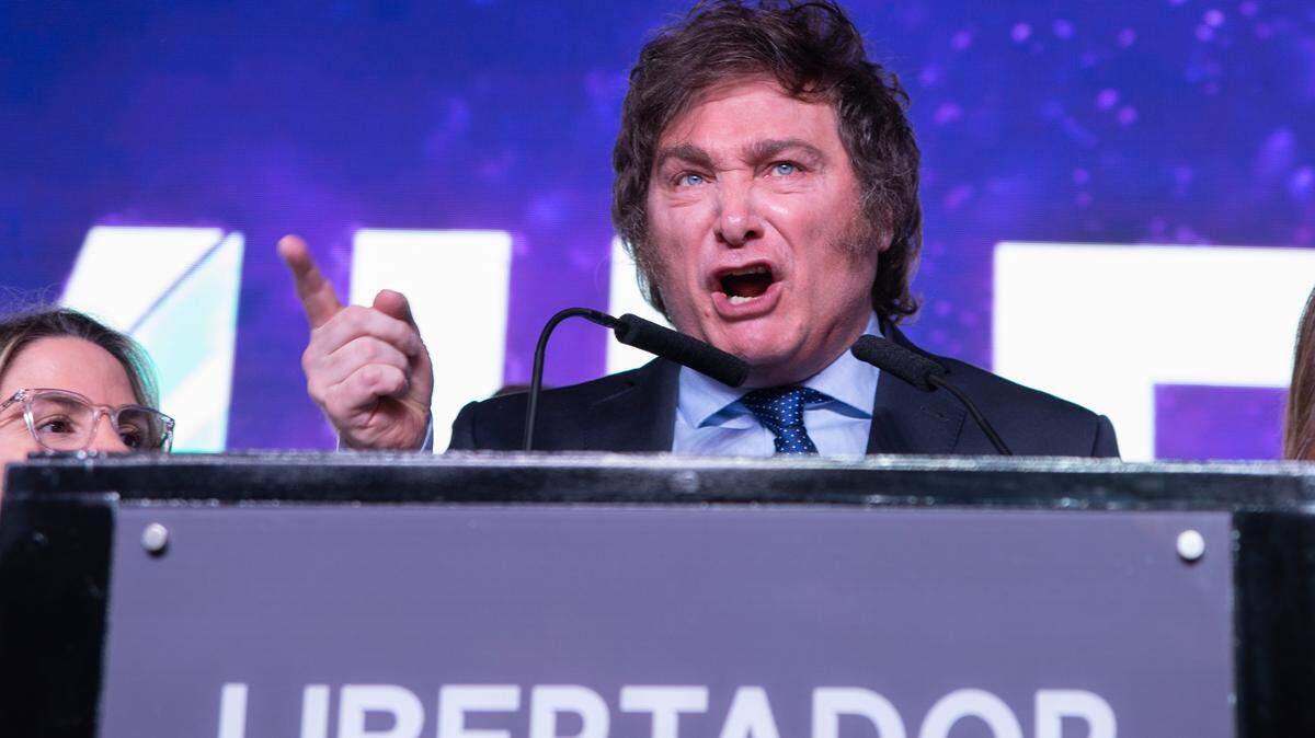 El economista ultraliberal Javier Milei habla durante un mitin tras conocer los resultados de las primarias el 13 de agosto en Buenos Aires. Milei, aspirante presidencial de La Libertad Avanza y el más votado de todo el arco político argentino con vistas a las generales del 22 de octubre, aseguró este domingo que su “alternativa” no sólo “dará fin” al kirchnerismo, sino que acabará con la famosa “casta política”.