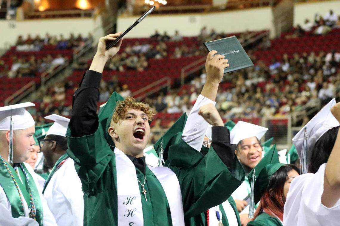 Un estudiante durante su ceremonia de graduación de Hoover High, celebrada en el Save Mart Center ,el 6 de junio de 2023.