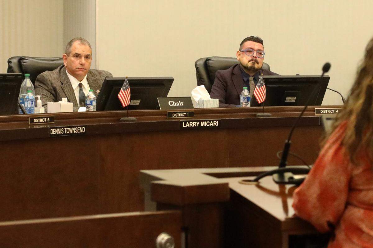 El supervisor Eddie Valero (derecha) aceptó las disculpas del presidente de la Junta de Supervisores del Condado de Tulare, Larry Micari (izquierda), y pidió que "la comunicación abierta y el respeto mutuo guíen nuestras interacciones".