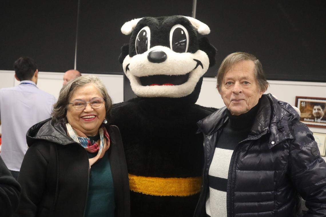 Community members had the opportunity to meet reporters and editors and take photos with Bee's mascot Scoopy while enjoying pan dulce and hot chocolate.
