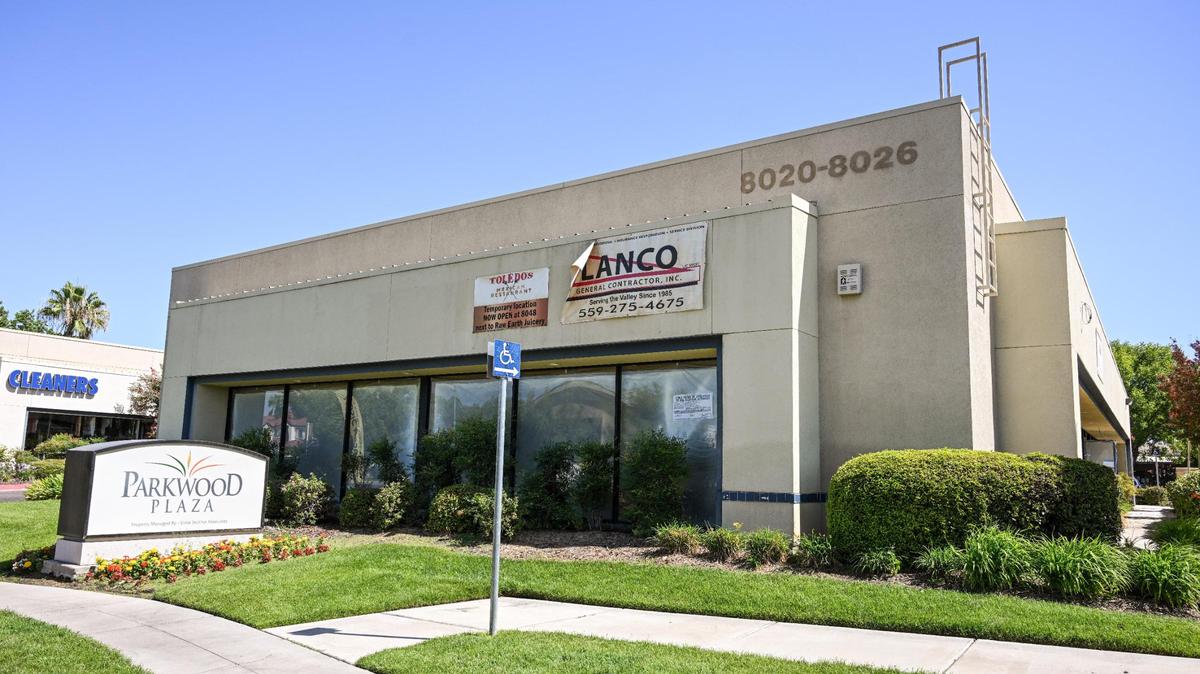 El edificio situado cerca de Cedar Avenue al noreste de Nees Avenue en el centro comercial Parkwood Plaza pronto será la nueva ubicación de Toledo's Mexican Restaurant. El edificio, que está siendo remodelado, iba a sustituir al que se derribó en Blackstone Avenue. La nueva ubicación ha enfrentado varios retrasos, incluido el COVID-19.