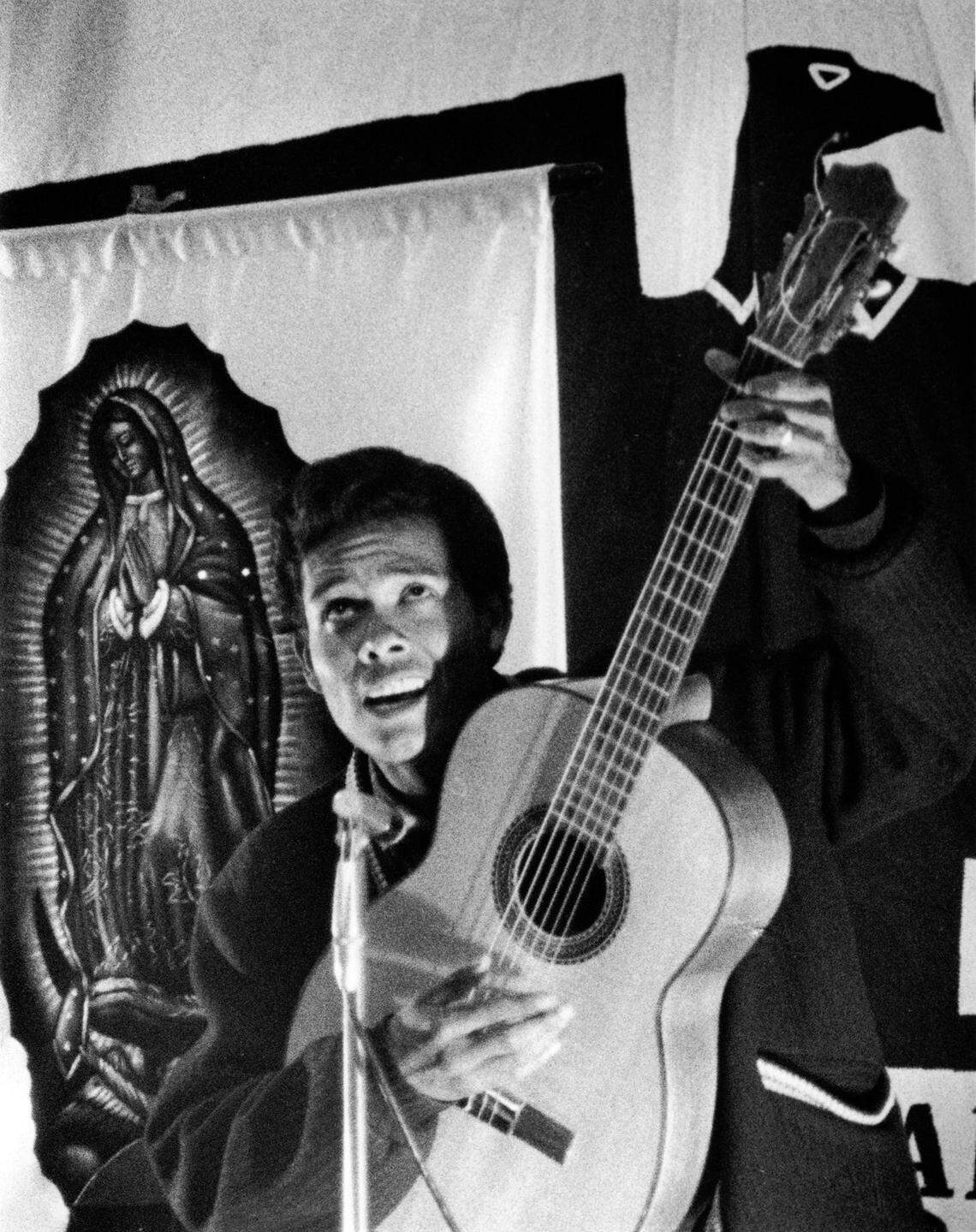 Durante la marcha de Delano a Sacramento, Agustín Lira interpreta "La Peregrinación" sobre una plataforma en algún punto de la Highway 99, Valle de San Joaquín en 1966.