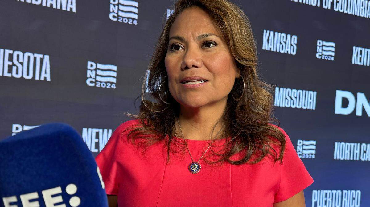 La legisladora y asesora de campaña de Kamala Harris, Verónica Escobar, habla durante una entrevista en Chicago. / Congresswoman and Kamala Harris campaign adviser Veronica Escobar speaks during an interview in Chicago.