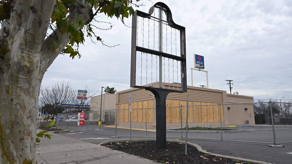 Side-by-side fast-food restaurants near downtown Fresno close. What’s going on?