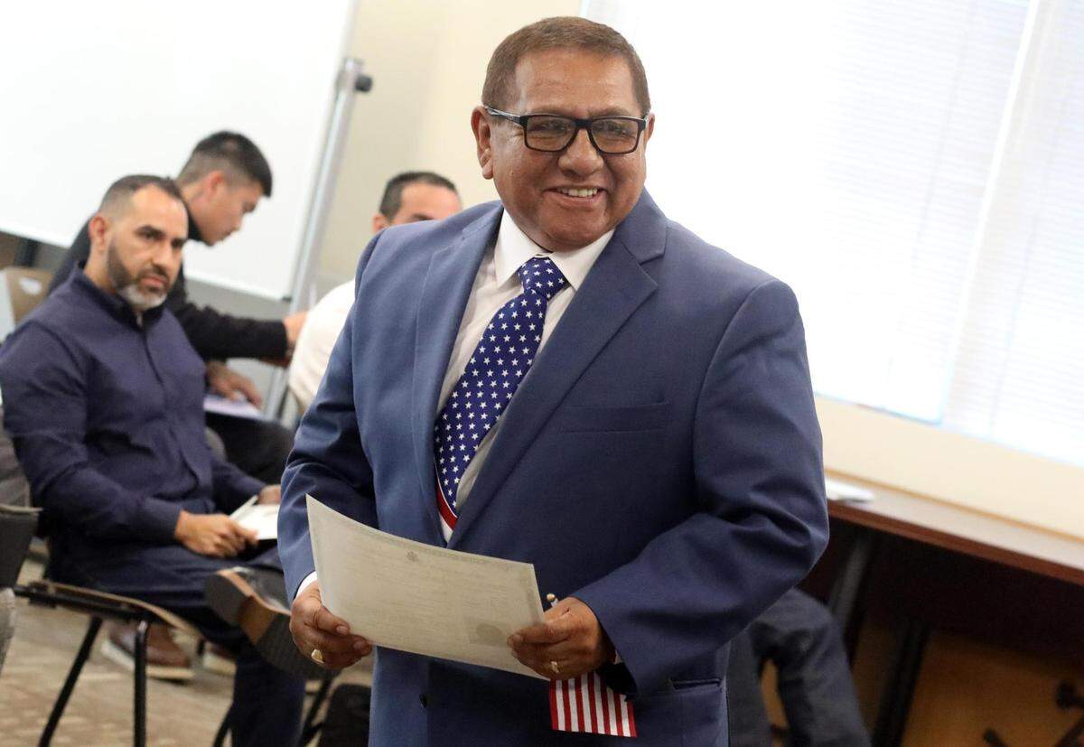 Carlos Alfonso Barbaran Meza, quien es originario de Lima, Perú, es unas las 38 personas provenientes de 12 países - incluyendo El Salvador (3), México (19), Honduras (1) y Perú (1) - que tomaron juramento a la bandera de los Estados Unidos en la mañana del martes (29 de agosto) durante una ceremonia de naturalización en la oficina del USCIS en Fresno.