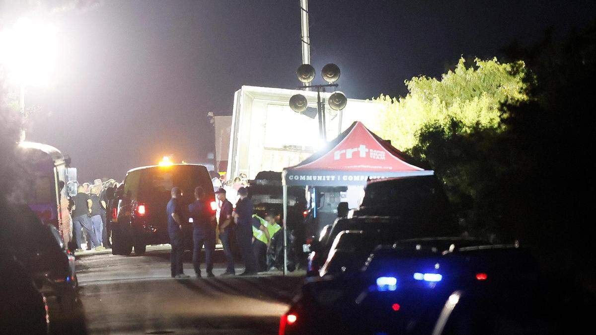La policía y los funcionarios vigilan una barricada cerca de un camión con remolque al costado de la carretera que conduce al lugar donde, según los informes, más de 46 migrantes fueron encontrados muertos junto con al menos 15 que aún estaban vivos, en una carretera cerca de las vías del tren en San Antonio. Texas, EE. UU., 28 de junio de 2022. / Police and officials man a roadblock near a tractor trailor on the side of the road leading to the location where more at least 46 migrants were reportedly found dead along with at least 15 who were still alive, on a roadway near railroad tracks in San Antonio, Texas, USA, 28 June 2022.