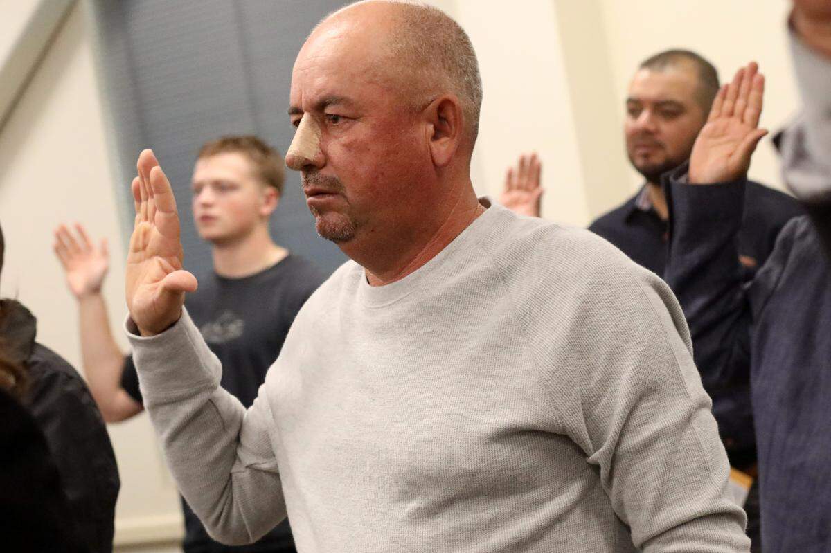 Jesús Barragán fue una de las 40 personas de 15 condados que prestaron juramento como ciudadanos estadounidenses el miércoles 20 de diciembre por la tarde en la oficina de Fresno del Servicio de Ciudadanía e Inmigración de Estados Unidos.