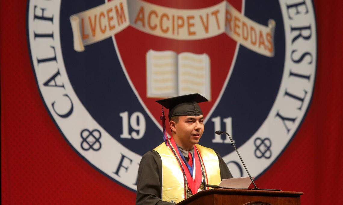 Sylas Ramos se graduó con una licenciatura en administración de empresas de Fresno State el viernes por la mañana. Fue el medallista del decano de la Escuela de Negocios Craig.