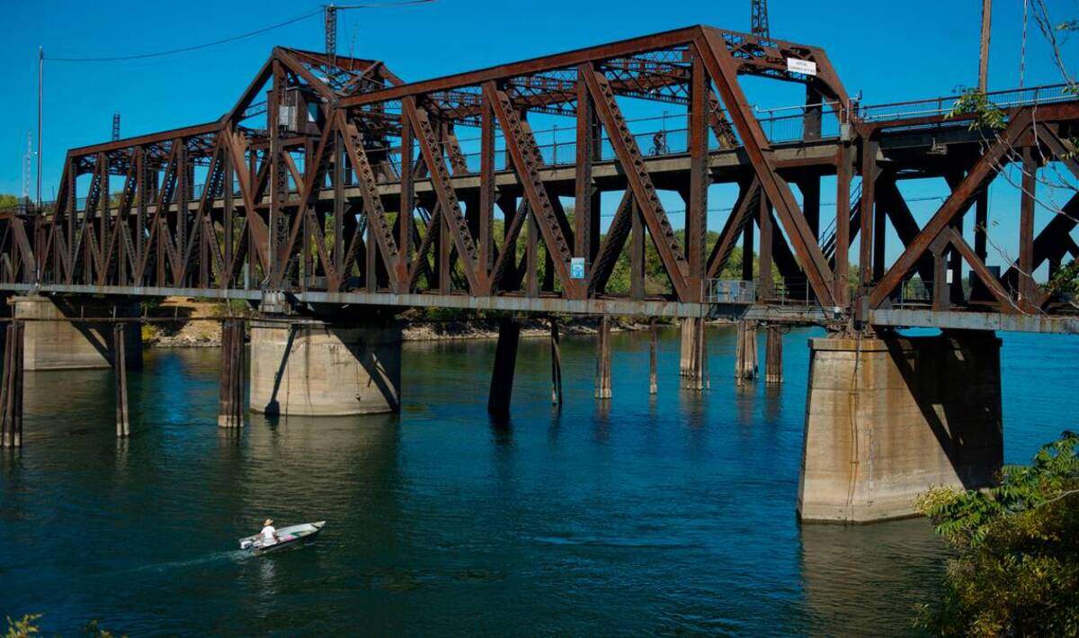 The aging I Street bridge in downtown Sacramento sits in the heart of a heavily populated area, straddles an important public waterway and carries thousands of cars daily. Its narrow lanes and sidewalk struggle to keep up with traffic and provide safety for pedestrians.
