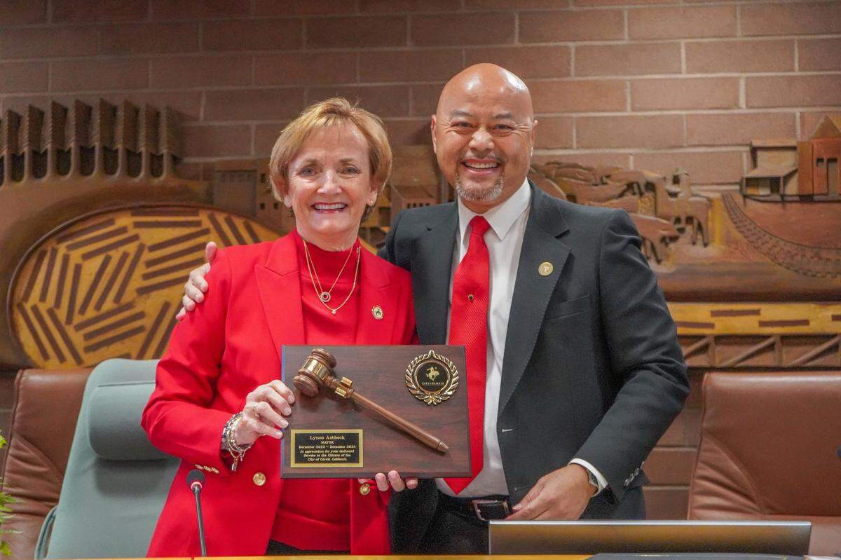 The outgoing and incoming mayors of Clovis, Lynne Ashbeck and Vong Mouanoutoua, in December 2024.