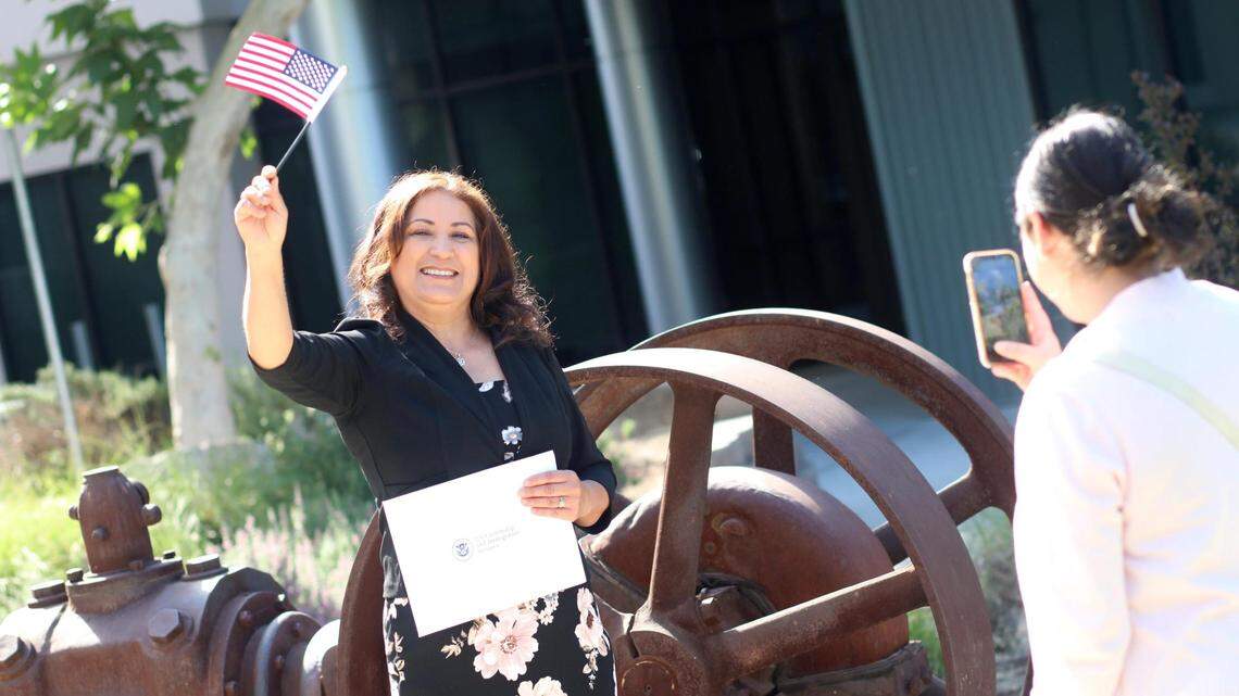Esther Ceballos, quien es originaria del estado de Michoacán, fue una de las personas del Valle que tomaron juramento a la bandera de los Estados Unidos durante una ceremonia de naturalización el 31 de mayo en la oficina del USCIS en Fresno.