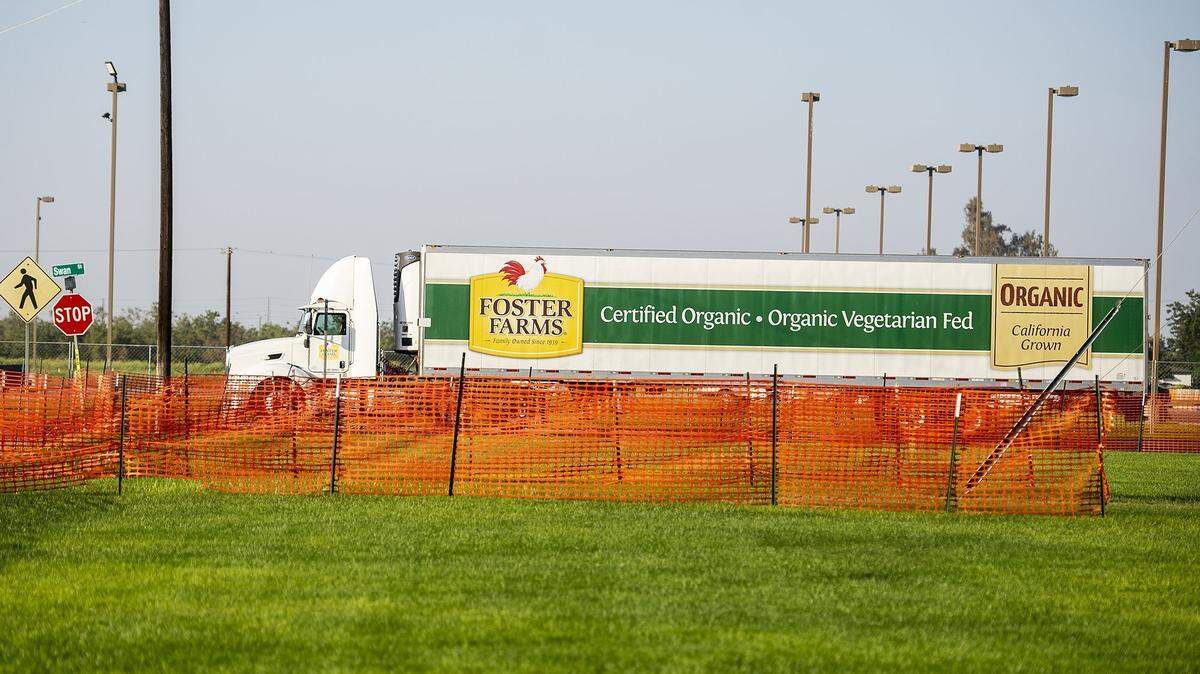 Following a massive coronavirus outbreak that infected hundreds of workers and killed several, the Foster Farms plant in Livingston must now provide masks and comply with other state safety health protocols, a judge ruled.