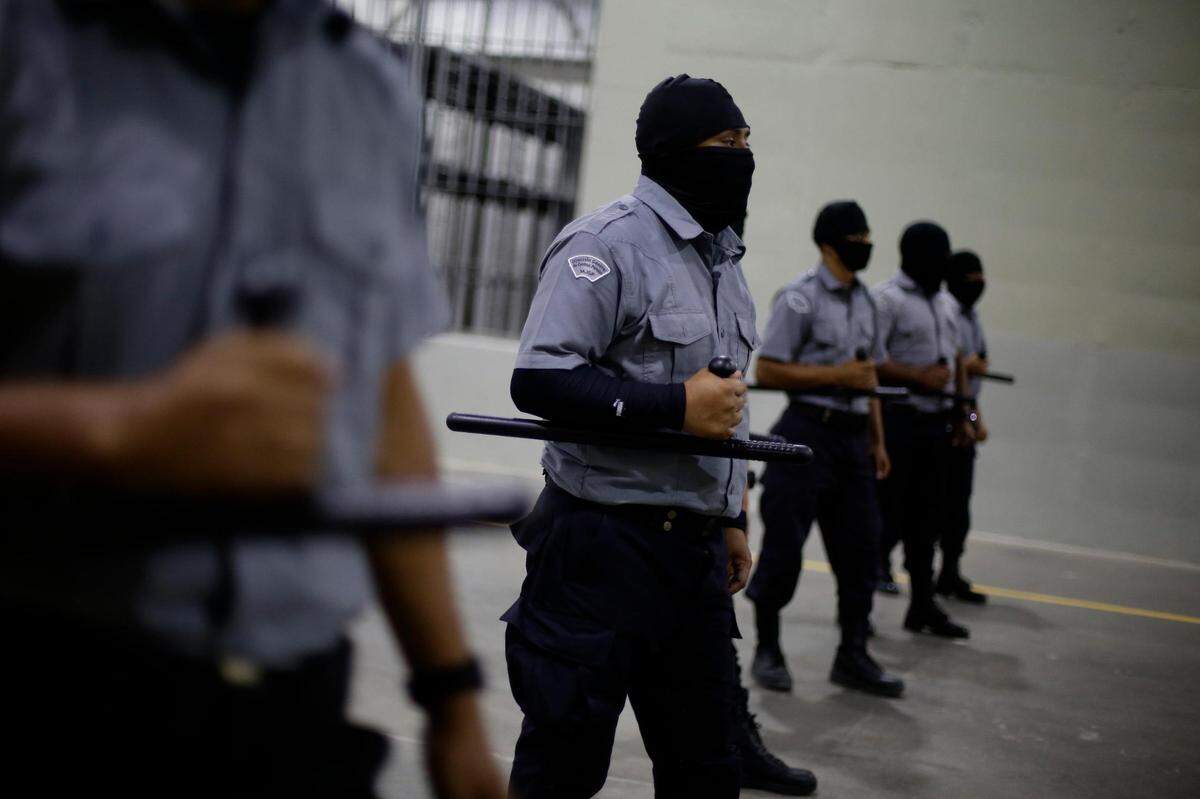Fotografía de guardias en el interior del Centro de Confinamiento del Terrorismo (CECOT), la nueva cárcel construida por el gobierno de El Salvador, hoy, en Tecoluca (El Salvador). De concreto y hierro. Con esos materiales principalmente está construida la cárcel más grande de El Salvador y de América que tiene una capacidad para hasta 40.000 pandilleros de la Mara Salvatrucha (MS13), Barrio 18 y otros grupos minoritarios, quienes permanecerán totalmente aislados y con máxima seguridad.