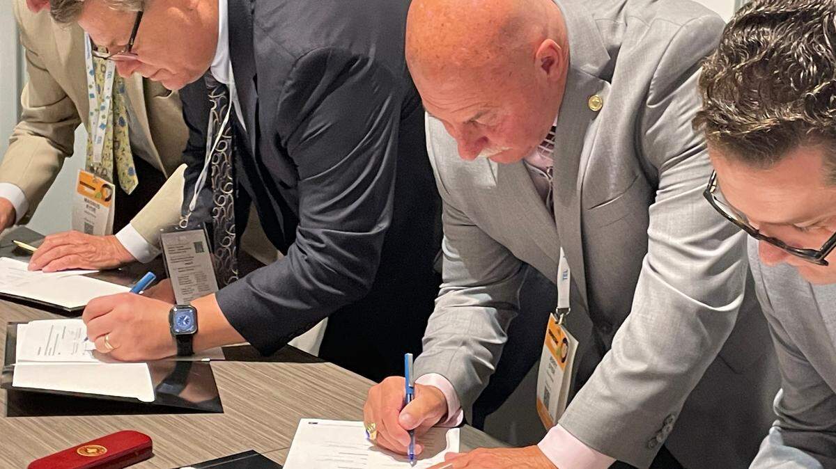 Fresno Mayor Jerry Dyer, center, and Fresno County Economic Development Corporation President/CEO Will Oliver, right, sign a memorandum of understanding to designed to attract semiconductor supply chain companies to Fresno and Clovis.