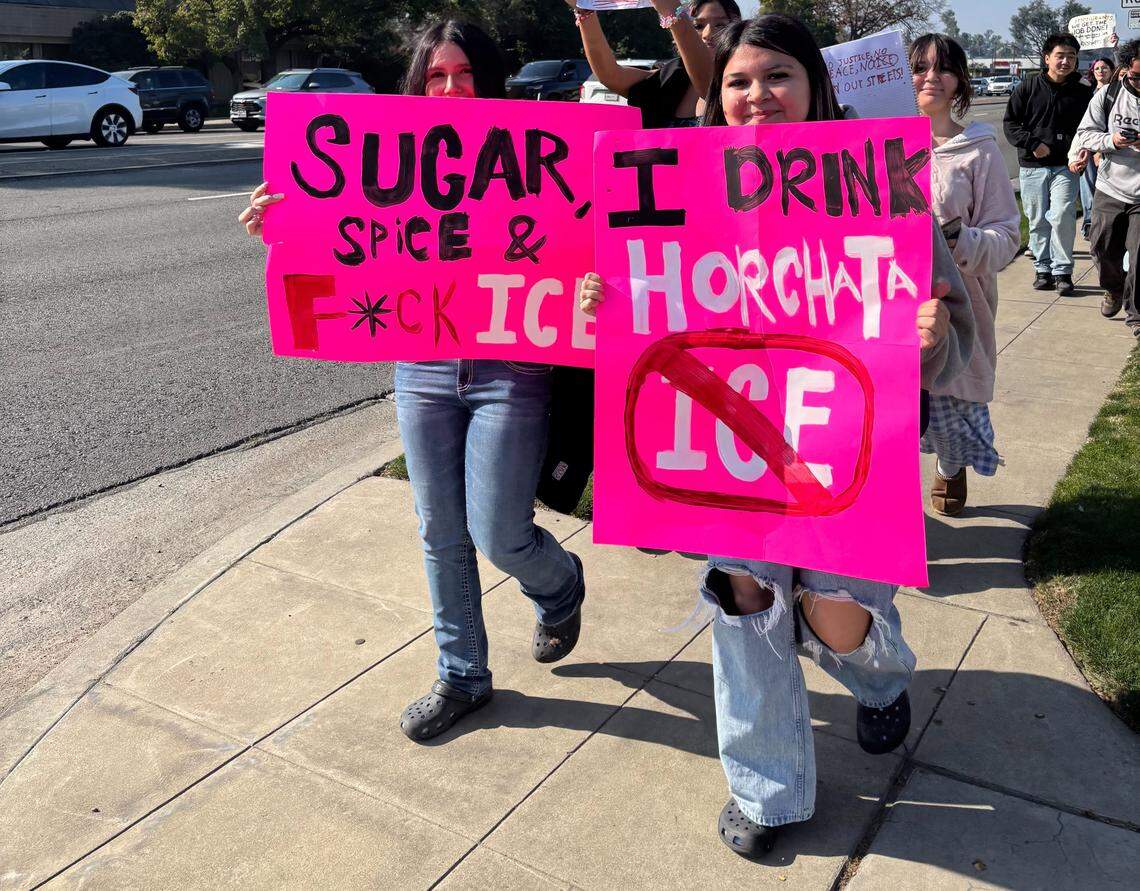 Estudiantes de Bullard High School marchan por la Avenida Shaw hacia Fashion Fair Mall alrededor de las 11:10 a.m. del miércoles 4 de febrero de 2026, en el tercer día de protestas contra ICE en las escuelas secundarias de Fresno Unified.
