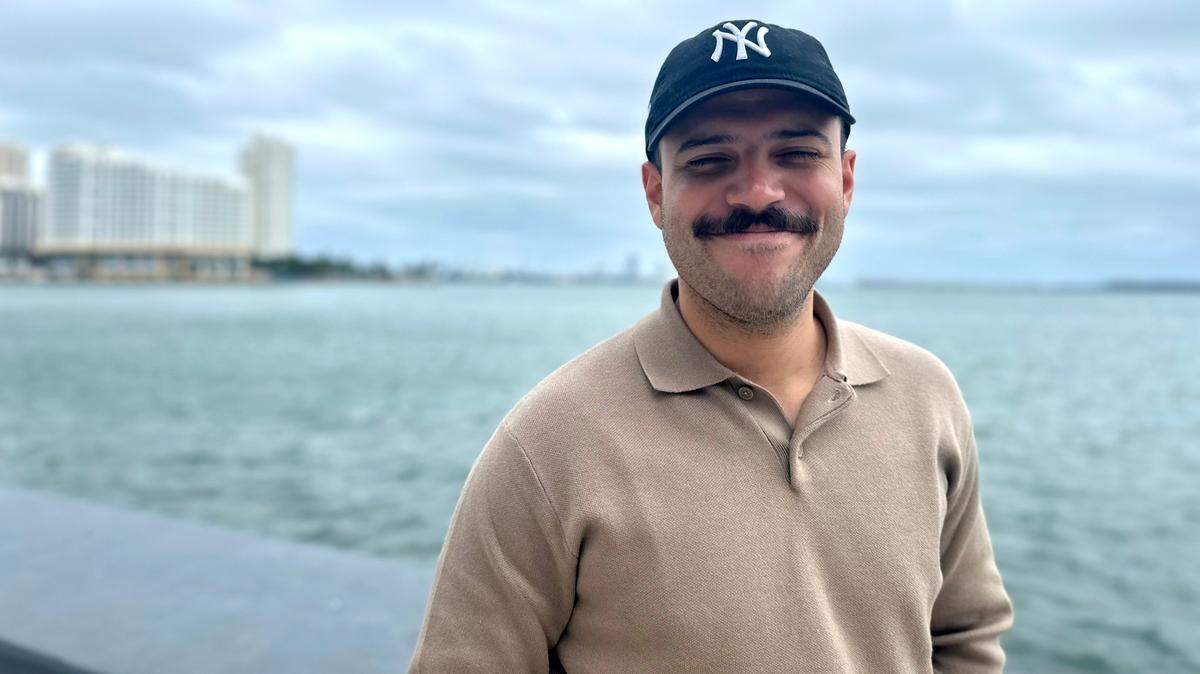 El comediante venezolano Ángelo Colina posa durante una entrevista realizada el miércoles 17 de enero de 2024 en Miami, Florida. Para el comediante latino Ángelo Colina hacer humor en español en Estados Unidos no lo limita ni es extraño, por el contrario, llega a la gente en este país “que no habla bien inglés y son muchos”, según dice en entrevista.