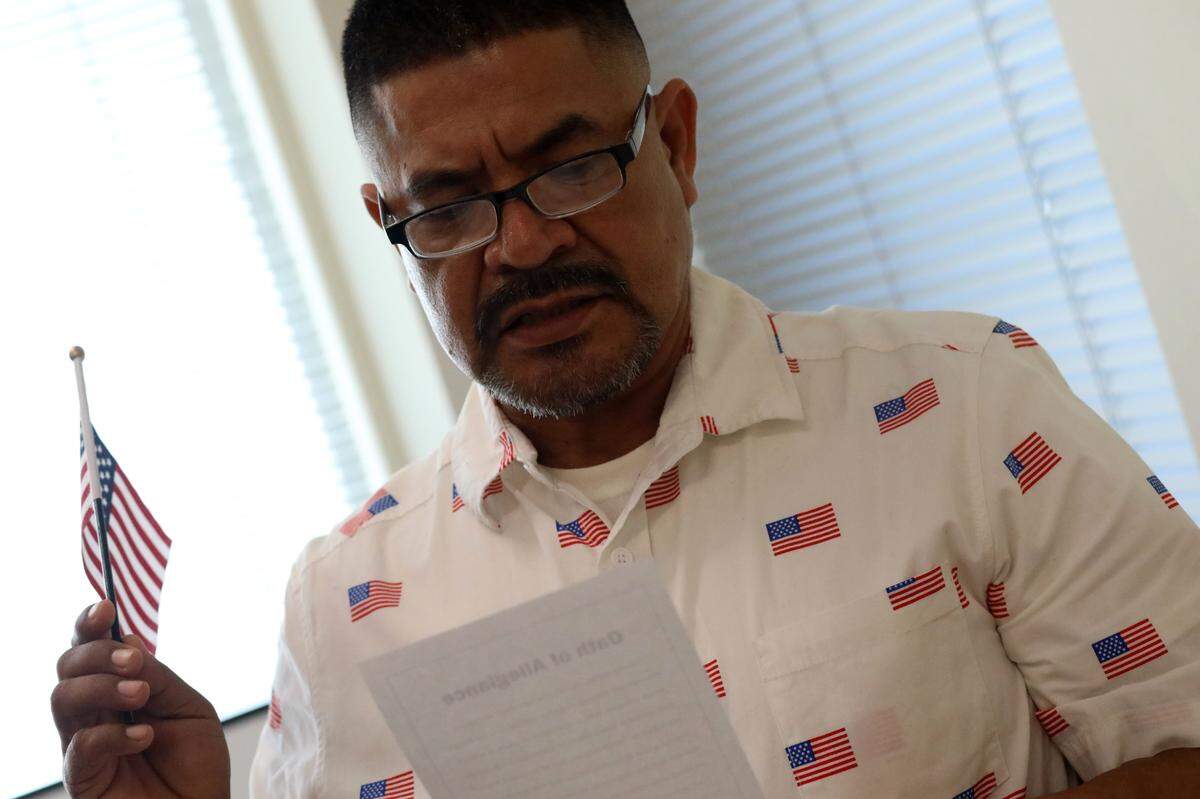 José Alfredo Mendoza Guzmán fue una de las 42 personas que tomaron juramento a la bandera de los Estados Unidos el 26 de septiembre durante una ceremonia de naturalización en Fresno.