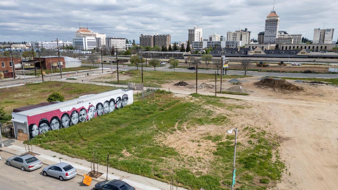 An empty lot on Kern Street in Fresno’s Chinatown with downtown Fresno in the background on Thursday, March 27, 2025. Chinatown Fresno is sponsoring a workshop by the Incremental Development Alliance to help develop empty lots and unused buildings in the area. Inc Dev, is a nonprofit alliance that empowers small developers and local communities to create stronger neighborhoods through incremental, bottom-up development.