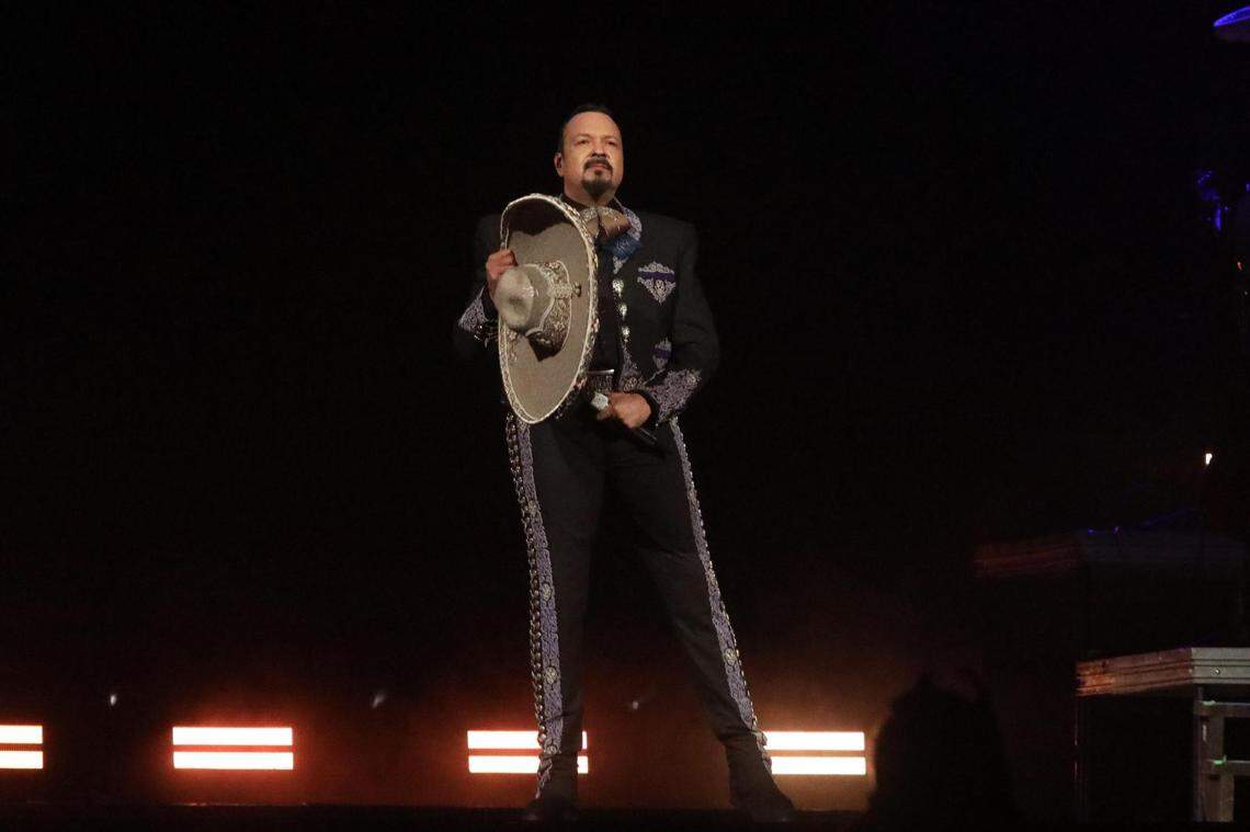 Pepe Aguilar volvió solo a los escenarios con un show que no decepcionó a sus fanáticos en el Valle Central deleitando a su público del Save Mart Center en Fresno el pasado sábado 22 de julio con los éxitos a lo largo de su carrera durante dos horas de pura música mexicana.
