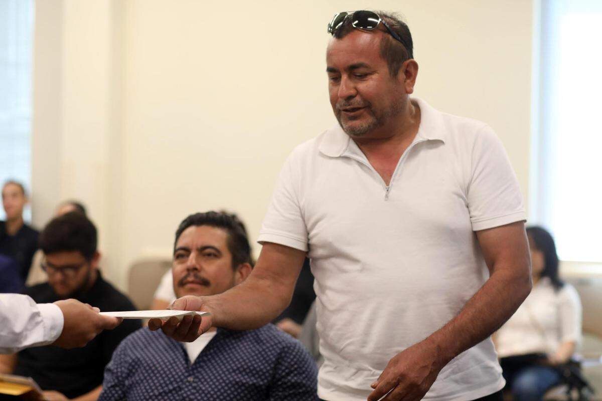 Salvador Ramírez fue una de las personas del Valle proveniente de varios países incluyendo México que tomaron juramento a la bandera de los Estados Unidos durante una ceremonia de naturalización en la oficina del USCIS en Fresno el martes, 18 de julio.